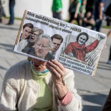 Vilniuje – tūkstantinis protestas: su plakatais „Ne gyvulių pasui“ ir „Dž. Sorošą lauk iš Lietuvos“