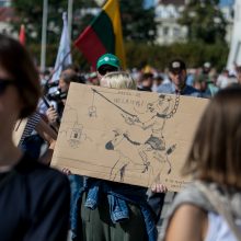 Vilniuje – tūkstantinis protestas: su plakatais „Ne gyvulių pasui“ ir „Dž. Sorošą lauk iš Lietuvos“