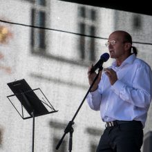 Vilniuje – tūkstantinis protestas: su plakatais „Ne gyvulių pasui“ ir „Dž. Sorošą lauk iš Lietuvos“