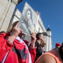 Vilniuje – tūkstantinis protestas: su plakatais „Ne gyvulių pasui“ ir „Dž. Sorošą lauk iš Lietuvos“