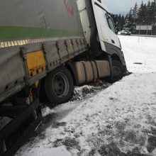 Eismo įvykis Klaipėdos rajone: vilkikas nuvažiavo nuo kelio