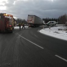 Eismo įvykis Klaipėdos rajone: vilkikas nuvažiavo nuo kelio