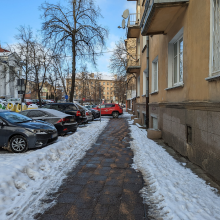 Supykdė ant šaligatvio stovintis Vilniaus „Ryto“ automobilis: į pergales prieš pėsčiuosius?