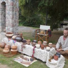 Etno Elfas gamina raugo keramiką ir gydosi eilėmis