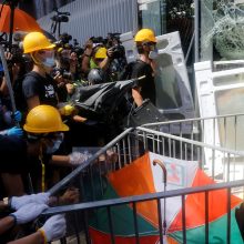 Neramumai Honkonge: protestuotojai įsiveržė į vietos parlamento pastatą 