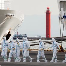 Japonijoje karantinuotame laive užsikrėtusiųjų koronavirusu – daugiau nei pusšimtis