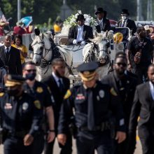 JAV pastorius per G. Floydo laidotuves pasmerkė D. Trumpo „nedorumą“
