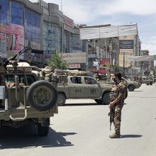Afganistane prasiveržė kruvinas smurtas – užpultos ligoninė ir laidotuvių procesija