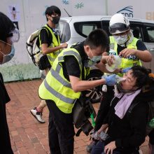 Neramumai Honkonge: protestuotojai įsiveržė į vietos parlamento pastatą 