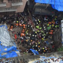 Mumbajuje sugriuvus namui didėja žuvusių žmonių skaičius, viena moteris išgelbėta