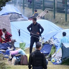 Prancūzijoje policija iškeldina migrantus iš stovyklos: kilo pavojus saugumui