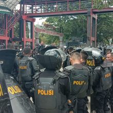 Indonezijoje įsiplieskė riaušės: padegė namus, parduotuves ir vyriausybės pastatą