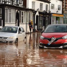 Jungtinėje Karalystėje siautėja audra: paskelbti griežti perspėjimai dėl potvynių