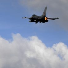 Prancūzijoje sudužo belgų naikintuvas, vienas pilotas nukrito ant elektros laidų