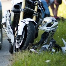 Netoli Vilniaus motociklas rėžėsi į automobilį: prireikė medikų pagalbos