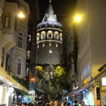 Populiari: 100 m į šiaurę nuo Galato bokšto prasideda Istiklal gatvė – Stambulo Laisvės alėja su kavinėmis, parduotuvėmis, kurią be galo mėgsta vietiniai ir turistai.