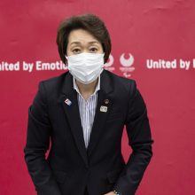 Naujoji Tokijo olimpiados vadovė žada atgauti pasitikėjimą po ginčo seksizmo klausimu