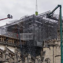 Paryžiuje pradedami šalinti gaisro apgadinti pastoliai Dievo Motinos katedroje
