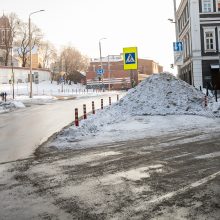 Vairuotojai įspėja neprarasti budrumo: Kauno gatvėse sniego kalnai užstoja pėsčiųjų perėjas