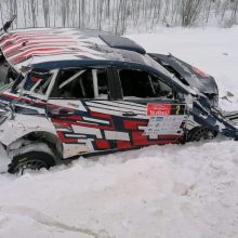 Avarija: N. Griazino ir K. Aleksandrovo automobiliui „Volkswagen Polo GTI R5“ prireikė traktoriaus pagalbos.