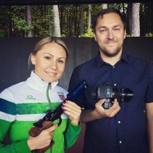 Ginklai: olimpinės čempionės L.Asadauskaitės rankai tobulai paklūsta pistoletas, K.Aleksandravičiaus – vaizdo ir fotokamera.