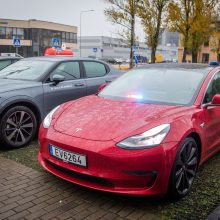 Lietuvos kelių policijos tarnybai perduotas „Tesla“ automobilis