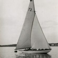 Netikėta: prieškario jachta „Žalčių karalienė“ 1937 m. laimėjo tarptautinę regatą aplink Gotlando salą, tai paskatino rengti regatas Kuršių mariose.