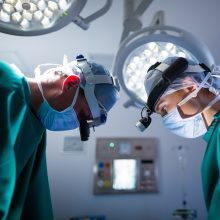 Nelengva mikrochirurgijos pradžia Lietuvoje: trūko priemonių, pašiepė kolegos