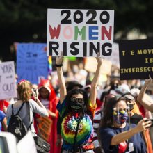Tūkstančiai amerikiečių moterų išėjo į gatves protestuoti prieš D. Trumpą