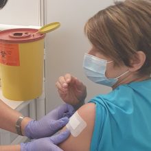 Santaros klinikose trečiąja vakcinos doze pradėti skiepyti medikai