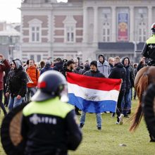 Amsterdame tūkstančiai žmonių rinkosi į protestą prieš karantino priemones