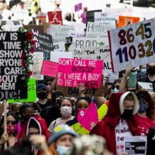 Tūkstančiai amerikiečių moterų išėjo į gatves protestuoti prieš D. Trumpą