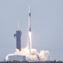 „SpaceX“ raketa su dviejų JAV astronautų įgula pradėjo istorinį skrydį
