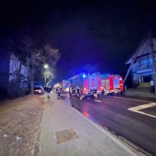 Ugniagesiai į Aleksotą lėkė gesinti užsiliepsnojusio namo: nukentėjo du žmonės