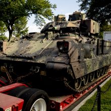 JAV gatvėmis važiuoja tankai: D. Trumpo atstovai ragina nepanikuoti
