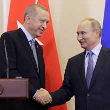 Rusija ir Turkija derasi dėl papildomų S-400 raketų sistemų tiekimo