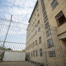 Per plauką nuo tragedijos: pabėgti iš įkalinimo įstaigos bandęs septyniolikmetis rizikavo gyvybe