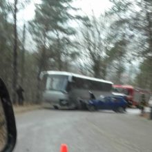 Grįždamas ką tik suremontuotu autobusu vairuotojas pakliuvo į avariją
