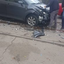 Pašilės gatvėje po avarijos – gerokai aplamdyti automobiliai