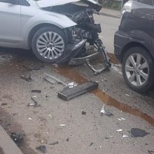 Pašilės gatvėje po avarijos – gerokai aplamdyti automobiliai