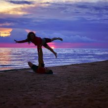 Kaip atrodo akrobatinė joga?