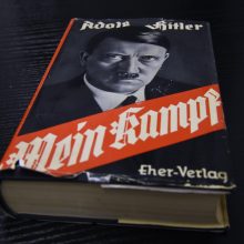 Vokietijoje į knygynus sugrįžta nuogąstavimus tebekurstanti A. Hitlerio „Mein Kampf“