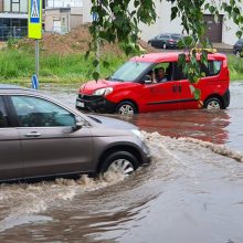 Kauniečiai skaičiuoja liūties nuostolius: apgadinti automobiliai, užsemti pastatai