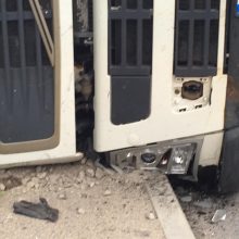Netoli Amalių tunelio apvirto vilkikas: sužalotas vairuotojas