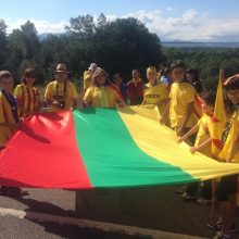 Trispalvė: J.Jokubauskaitė Katalonijos kelyje sutiko katalonus, čia atsinešusius didžiulę Lietuvos trispalvę, išsaugotą nuo Barselonos olimpinių žaidynių.