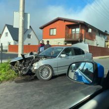 Avarija Vilijampolėje: po susidūrimo su BMW sunkvežimis dar rėžėsi į namo sieną