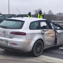 Magistralę ties Kaunu paralyžiavo avarija: vienas automobilis apvirto ant stogo