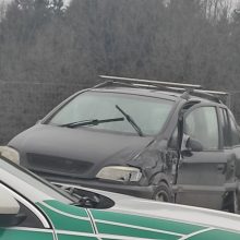 Magistralę ties Kaunu paralyžiavo avarija: vienas automobilis apvirto ant stogo