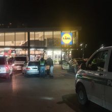 Iš keršto apšaudytas jaunos kauniečių poros BMW: pas užpuolikus rasta narkotikų