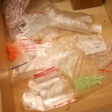Sulaikytas didelis narkotikų kiekis: prekeiviai grobė juos vieni iš kitų